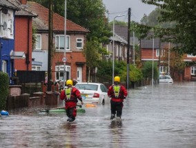 英国各地发布洪水预警，道路被水淹没，交通延误